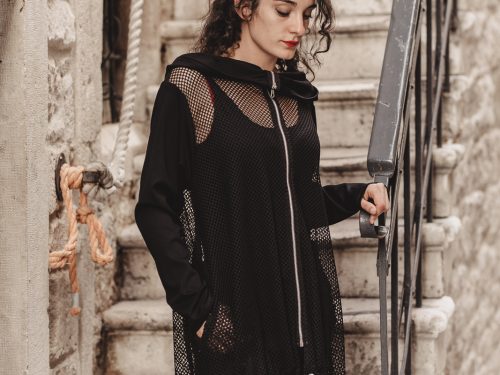 efektna, dekonstruirana, sa kapuljacom. rukavi pamucni, prirodni materijal. sa dzepovima. nova kolekcija.