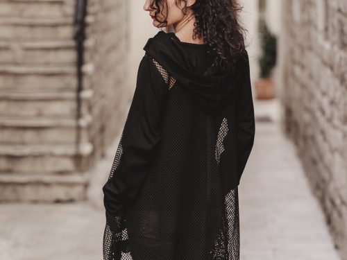 efektna, dekonstruirana, sa kapuljacom. rukavi pamucni, prirodni materijal. sa dzepovima. nova kolekcija.