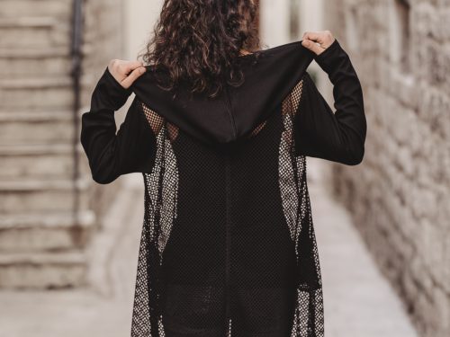 efektna, dekonstruirana, sa kapuljacom. rukavi pamucni, prirodni materijal. sa dzepovima. nova kolekcija.