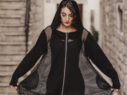 efektna, dekonstruirana, sa kapuljacom. rukavi pamucni, prirodni materijal. sa dzepovima. nova kolekcija.