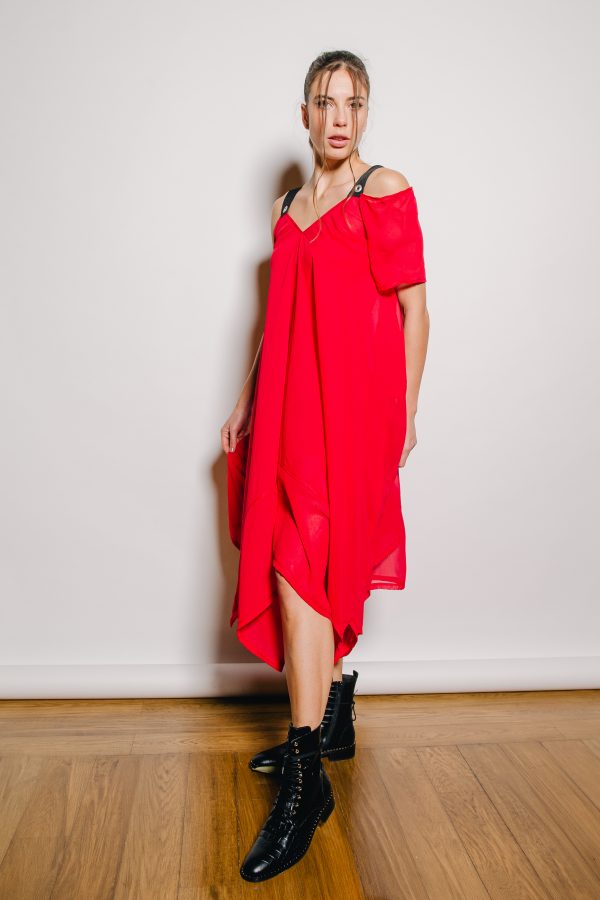 crvena dekonstrurana haljina, podstavljena sa prirodnim materjalom, a ona sama je lagana i leprsava, prekriva sve nedostatke, crne naramenice sa srebrnim detajima. nova kolekcija