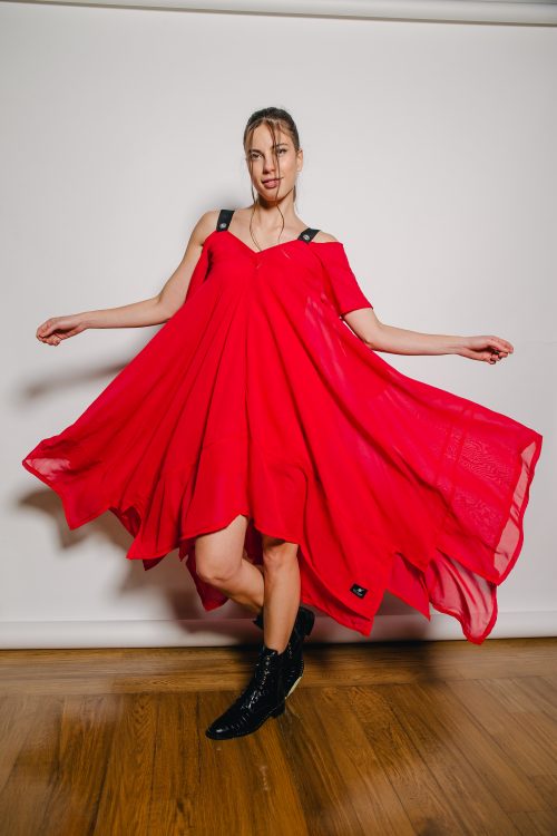 crvena dekonstrurana haljina, podstavljena sa prirodnim materjalom, a ona sama je lagana i leprsava, prekriva sve nedostatke, crne naramenice sa srebrnim detajima. nova kolekcija.