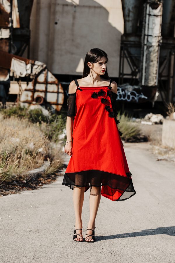 crvena haljina sa mrežastim aplikacijama, podesve bretele, dostupna u svim veličinama,, u bijeloj i crvenoj boji, večernja i dnevna, prirdni materijal, pamuk